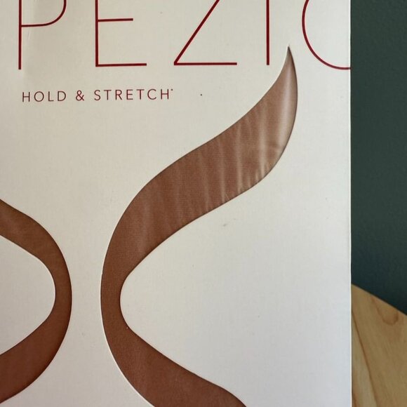 Girls Capezio Hold & Stretch Footed Tights N14C LSN Light Suntan Medium Dancewea - Picture 5 of 5